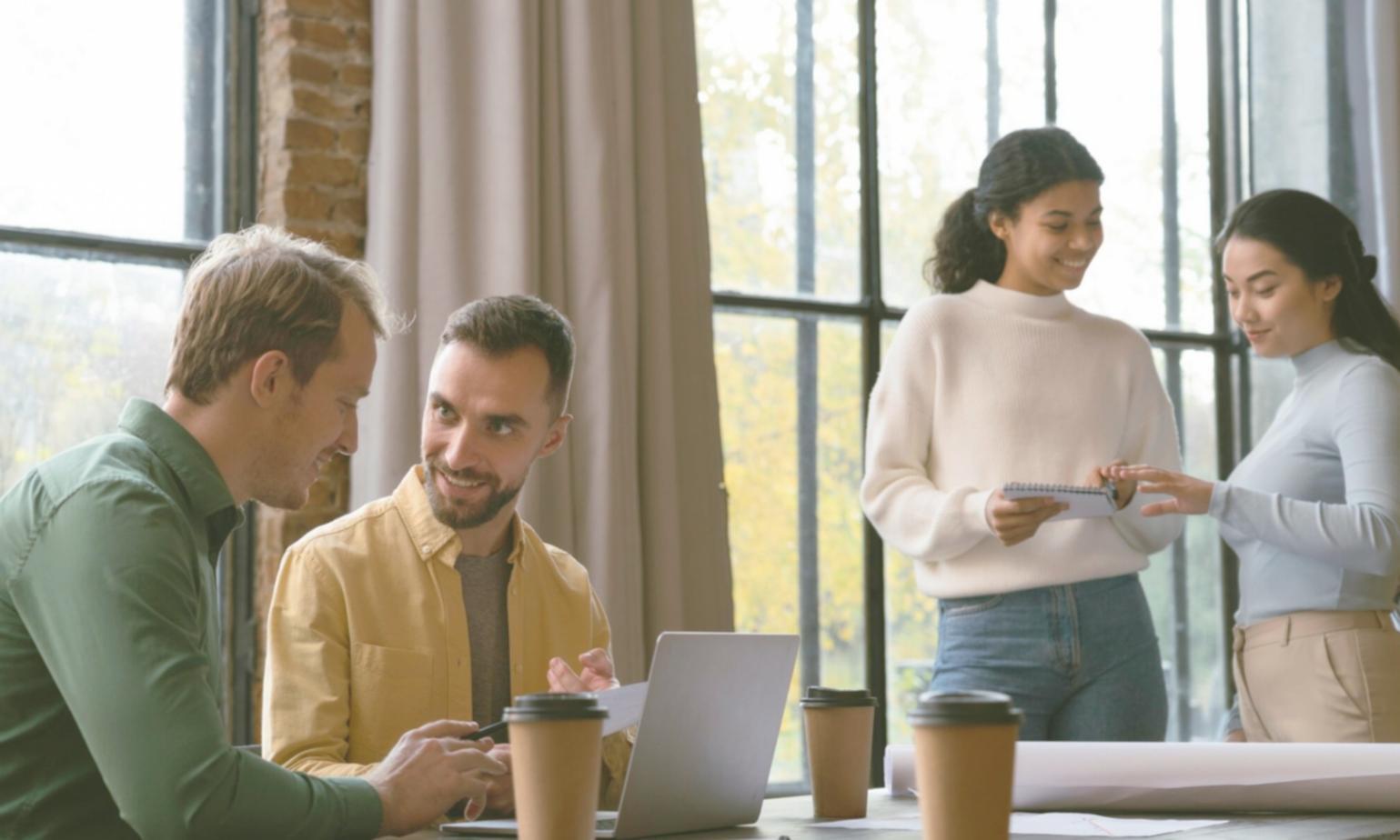 Команда Xelmoria Fondivo за работой над финансовыми стратегиями